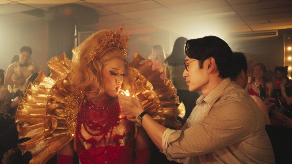 A Good Child todavía: una drag queen encendiendo su cigarrillo ante un hombre con camisa