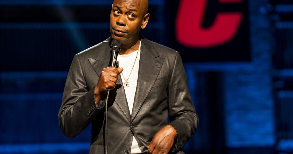 Dave Chappelle critica al Partido Republicano por “convertir en arma” sus chistes anti-trans. Sus críticos trans no están impresionados.