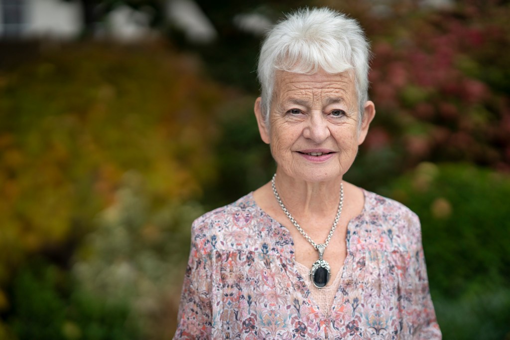 Jacqueline Wilson con un top floral