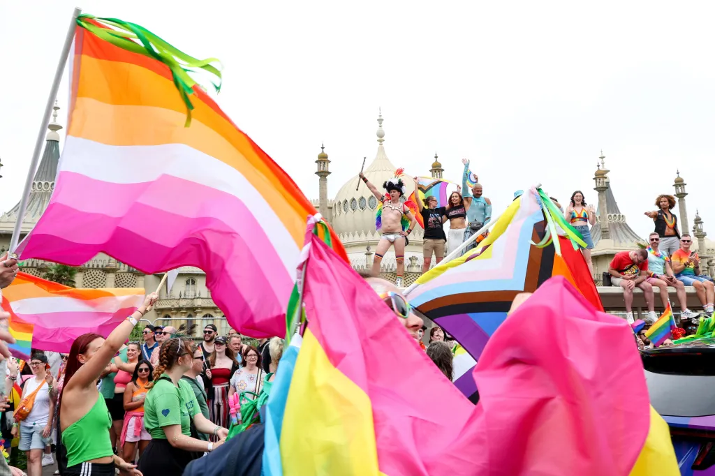 Orgullo en Brighton, banderas lesbianas y gente celebrando