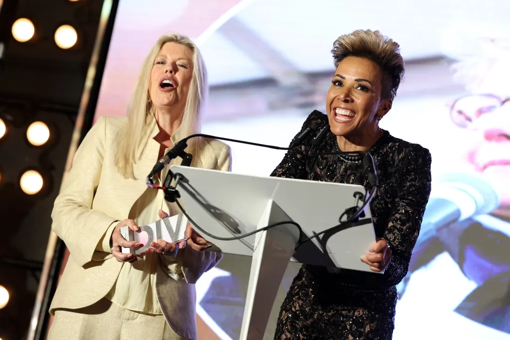 Jacquie Lawrence y Dame Kelly Holmes en el escenario durante los Premios DIVA 2024.