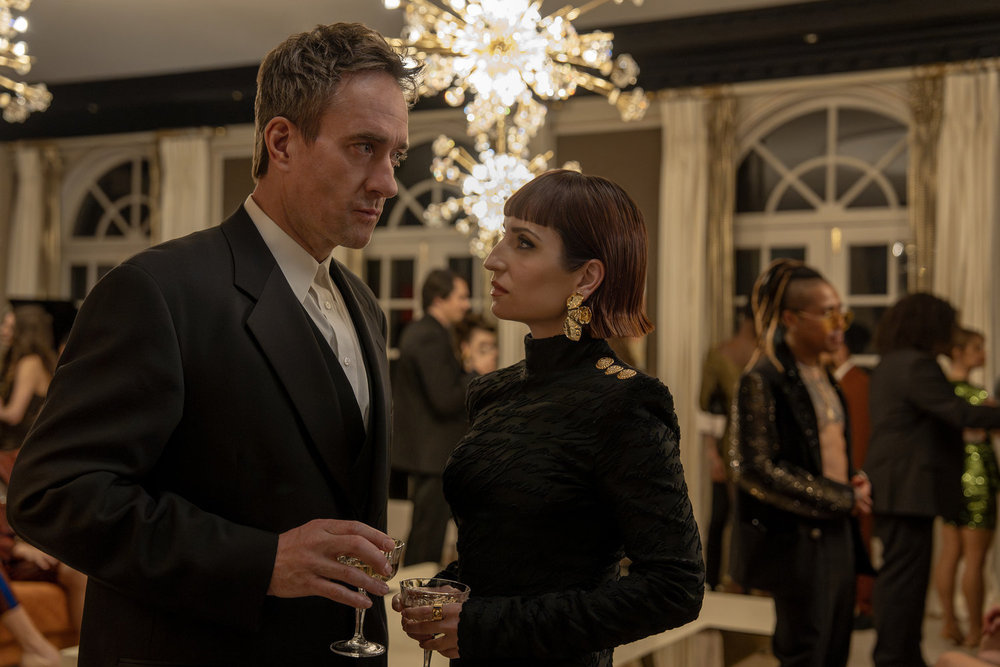 LA ESPOSA EN MINIATURA – “Feliz año nuevo, Les" Episodio 106 – En la foto: (izq.) Matthew Macfadyen como Les, Zoe Lister-Jones como Vivienne – (Foto de: Rafy/Peacock)