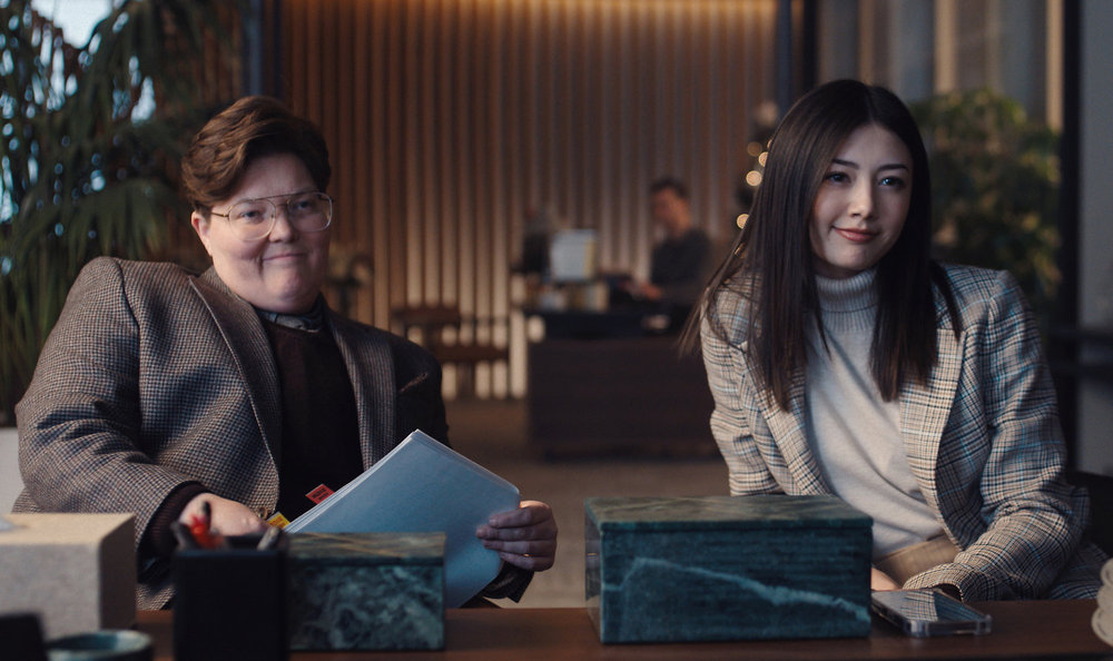 LA ESPOSA EN MINIATURA -- "¡No te asustes!" Episodio 104 - En la foto: (izq.) Tricia Black como Hel, Miku Martineau como Jackie Baldwin - (Foto de: Peacock)