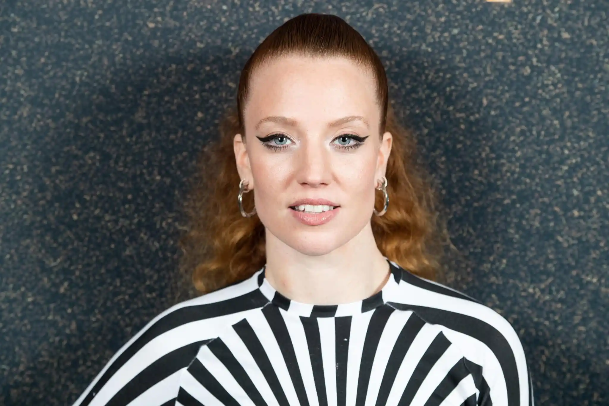 Jess Glynne con un vestido blanco y negro