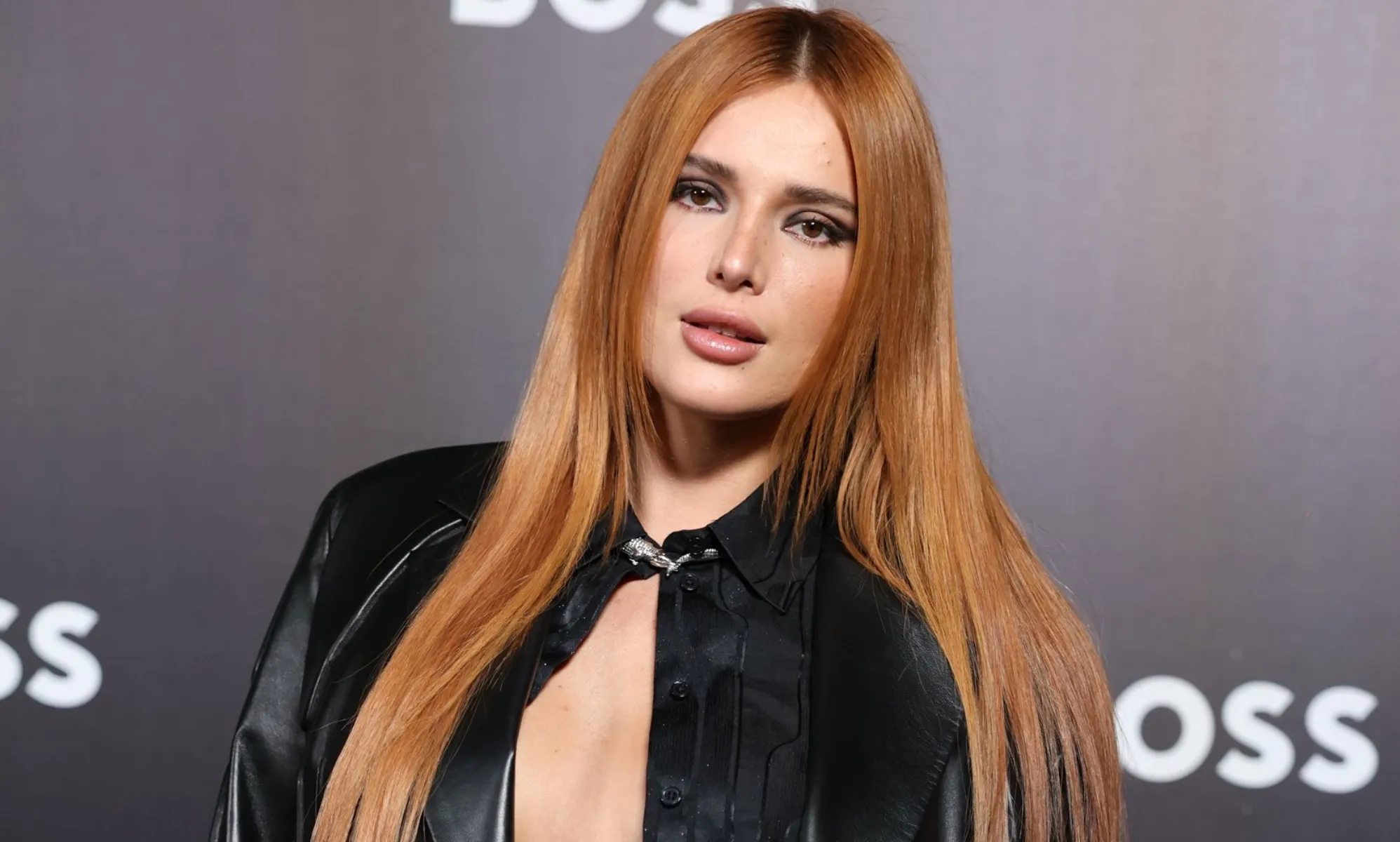 Una foto de la actriz estadounidense Bella Thorne con un top negro mientras le toman una foto en un evento de alfombra roja. (Getty)