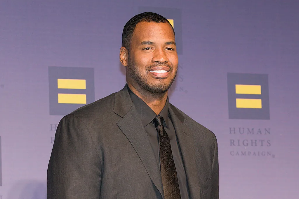 El ex jugador de la NBA Jason Collins asiste a la 19ª Cena Nacional Anual del HRC en el Centro de Convenciones Walter E. Washington el 3 de octubre de 2015 en Washington, DC.