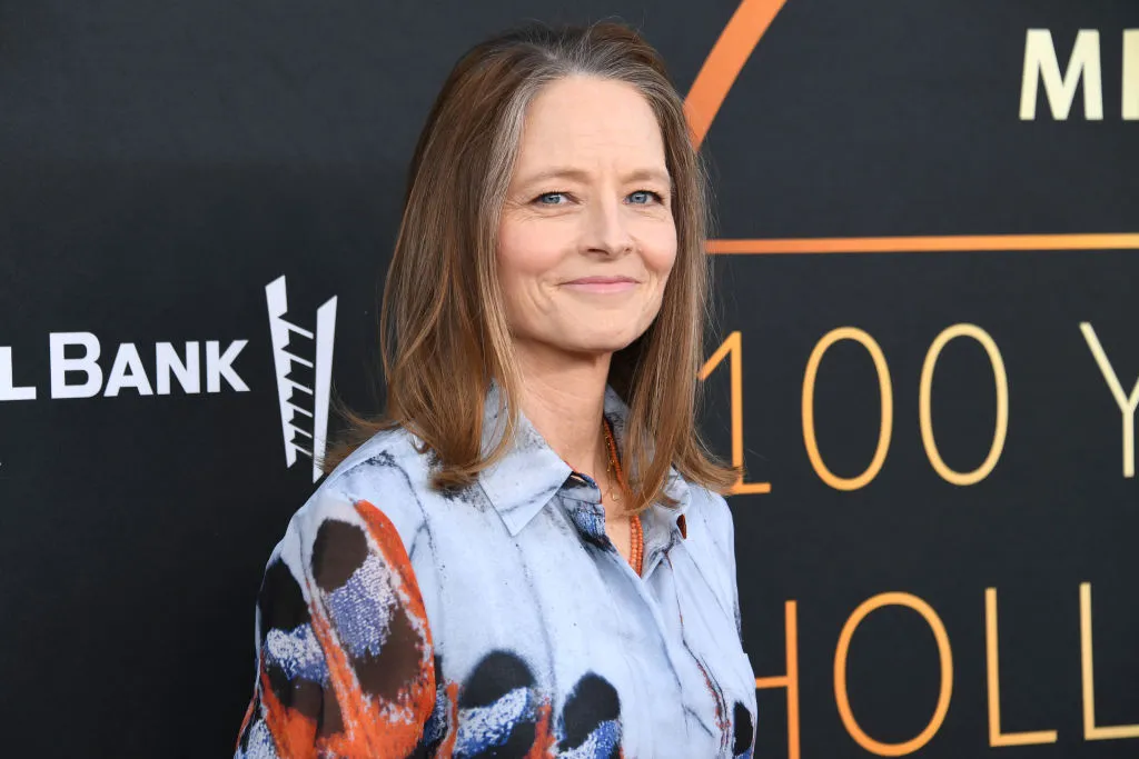 Jodie Foster con una camisa estampada azul