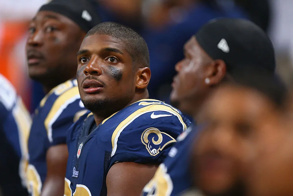 Michael Sam #96 de los St. Louis Rams observa desde el banco durante la segunda mitad de la pretemporada contra los New Orleans Saints en el Edward Jones Dome el 8 de agosto de 2013 en St. Louis, Missouri. Los Saints vencieron a los Rams 26-24.