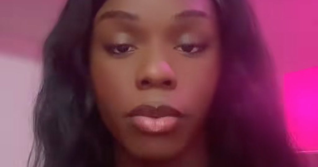 Mujer trans negra dice que bar gay intentó echarla en acto de discriminación: “Literalmente temblando”