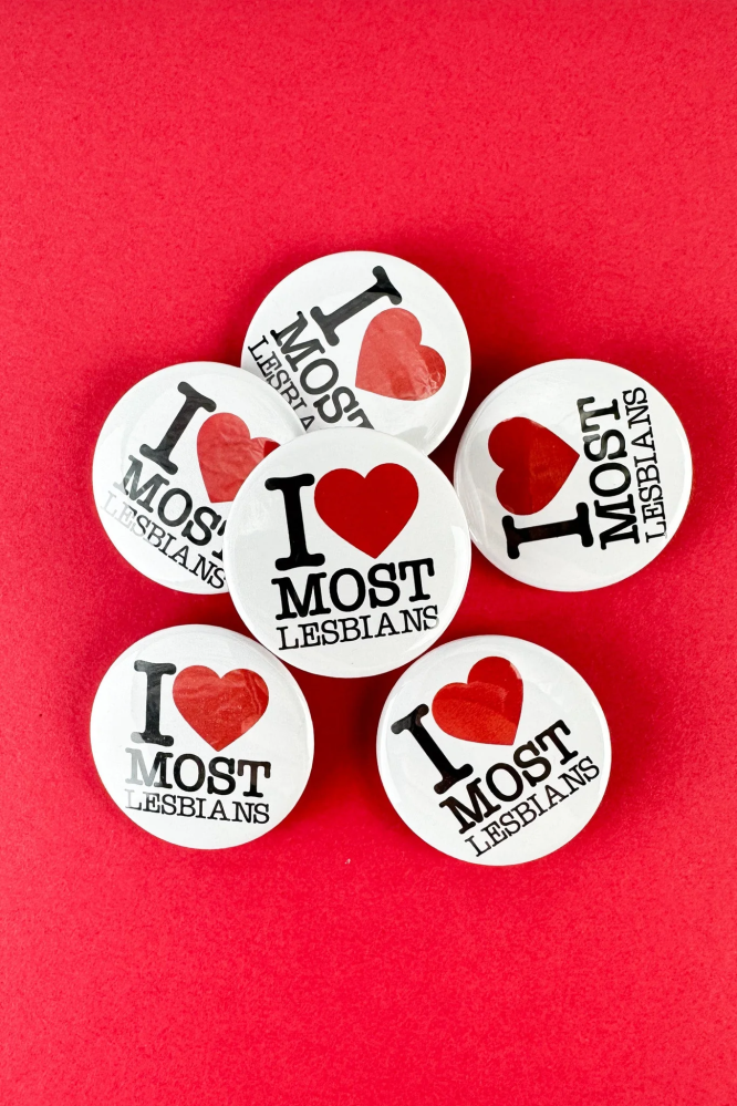 un grupo de botones que dicen 