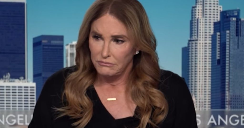 Caitlyn Jenner se queja de que su pasaporte ahora dice que es "masculina" después de apoyar la reelección de Trump