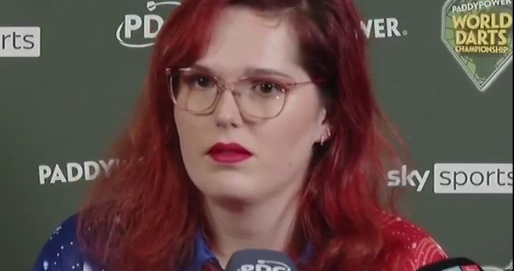 Campeona trans publica video desgarrador después de que los dardos prohibieran competir a mujeres trans