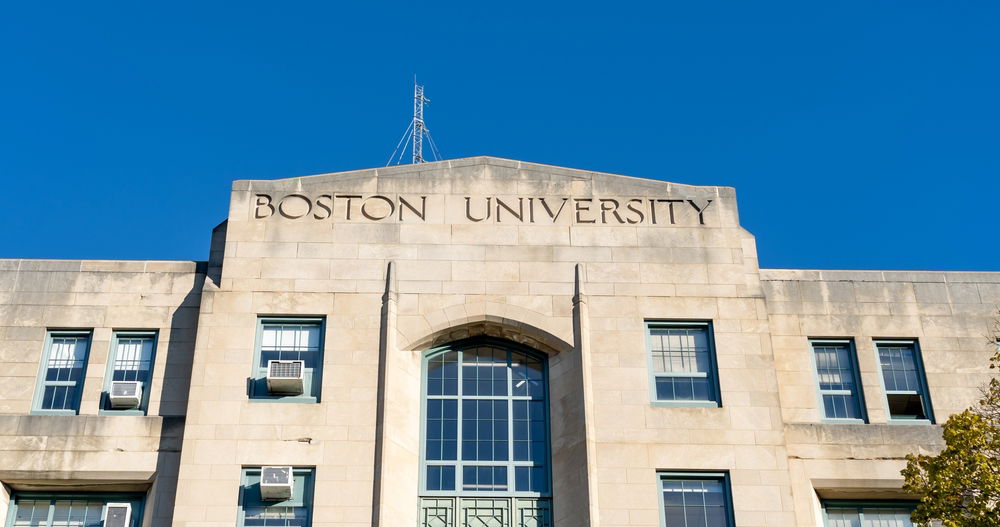 Después del rechazo del campus, la universidad suspende la política que eliminaba las banderas del Orgullo de los profesores