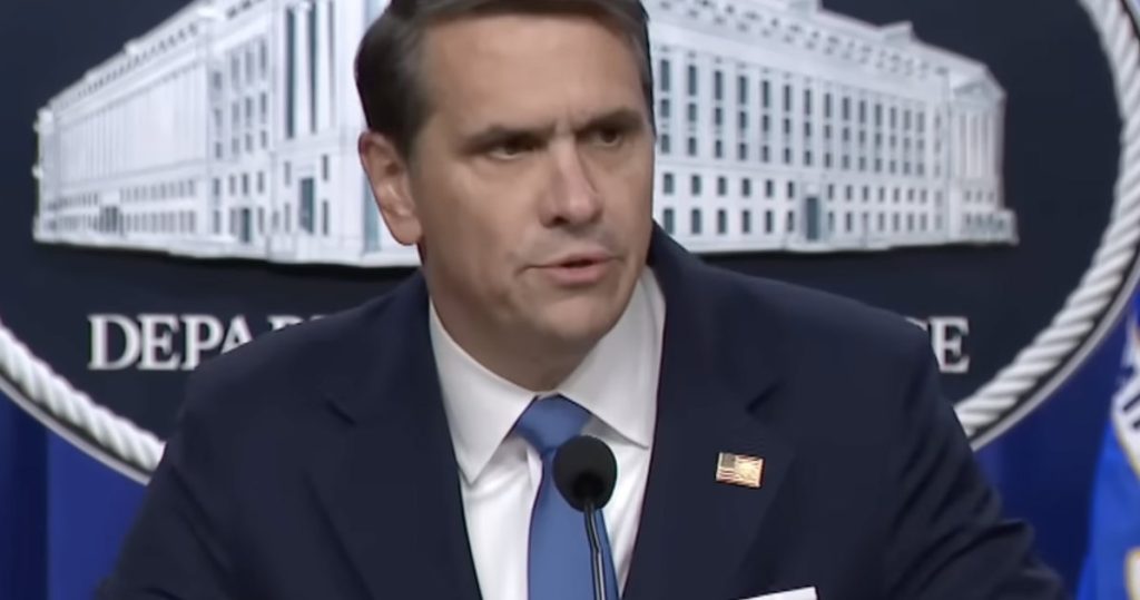 El fiscal general en funciones revuelve el estómago con un afecto inquietante hacia Donald Trump: “Es una secta”