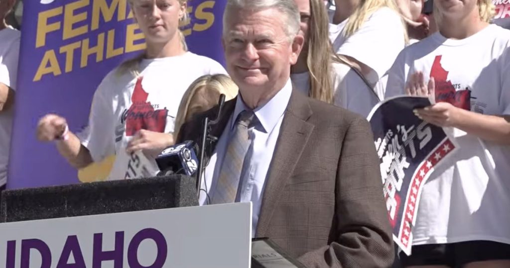 El gobernador de Idaho firma la ley de baños anti-trans “más extrema” del país a pesar de la oposición policial