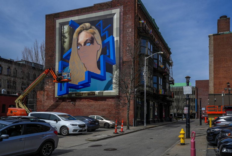 El mural inacabado de Iryna Zarutska en el costado de The Dark Lady, un bar gay en 19 Snow St. en Providence.

