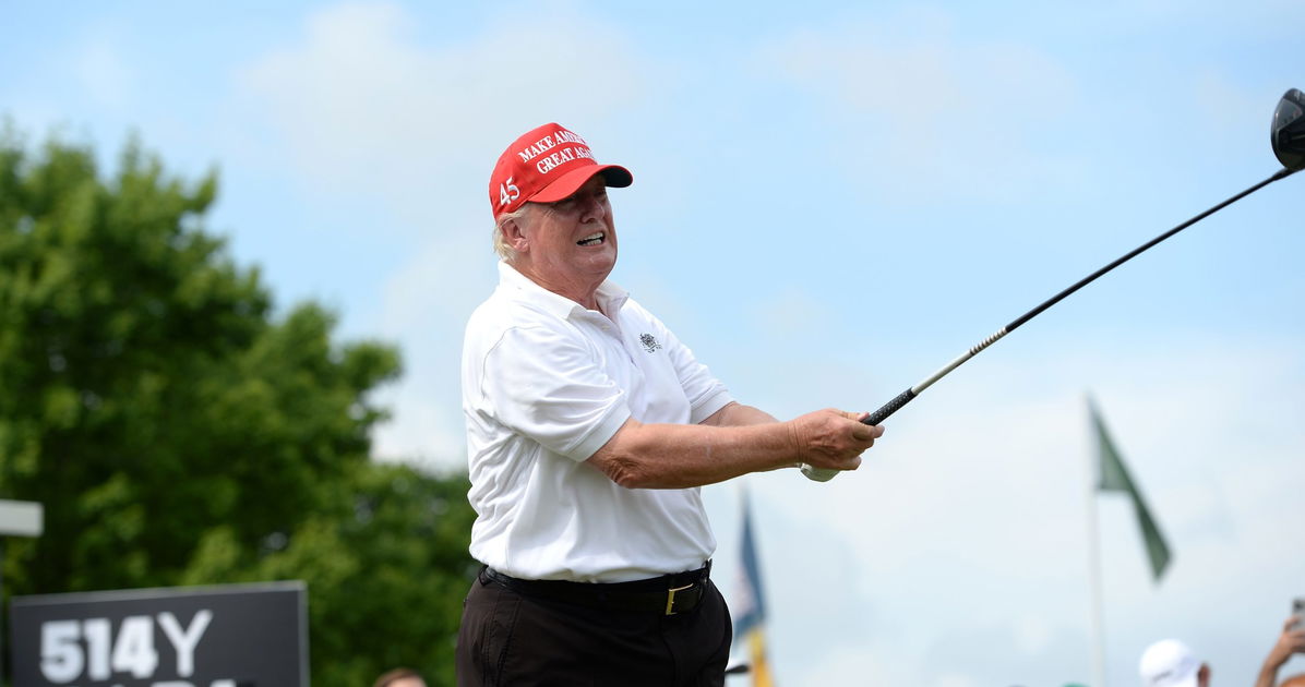 El presentador de derecha afirma que Donald Trump está gastando millones en golf como estrategia política