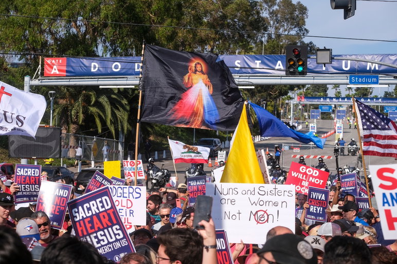 Protesta católica y cristiana frente al Dodger Stadium mientras el equipo organizaba su muy debatida Noche del Orgullo LGBTQ+, el viernes 16 de junio de 2023 en Los Ángeles.
