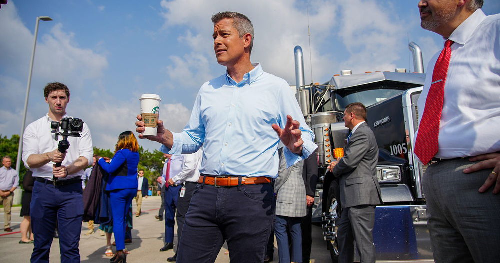 El reemplazo de Pete Buttigieg ruega a los gobernadores que eliminen los cruces peatonales del arco iris, alegando que matan gente