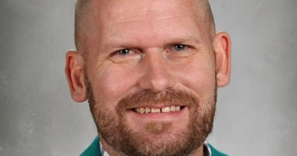 Estaba nominado para maestro estatal del año. Luego, un medio de derecha compartió sus fotos de BDSM.