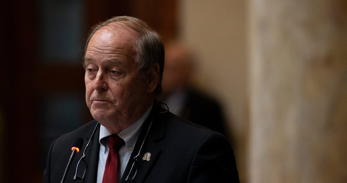 Este legislador republicano intentó prohibir que las personas trans se convirtieran en docentes. Fracasó estrepitosamente.