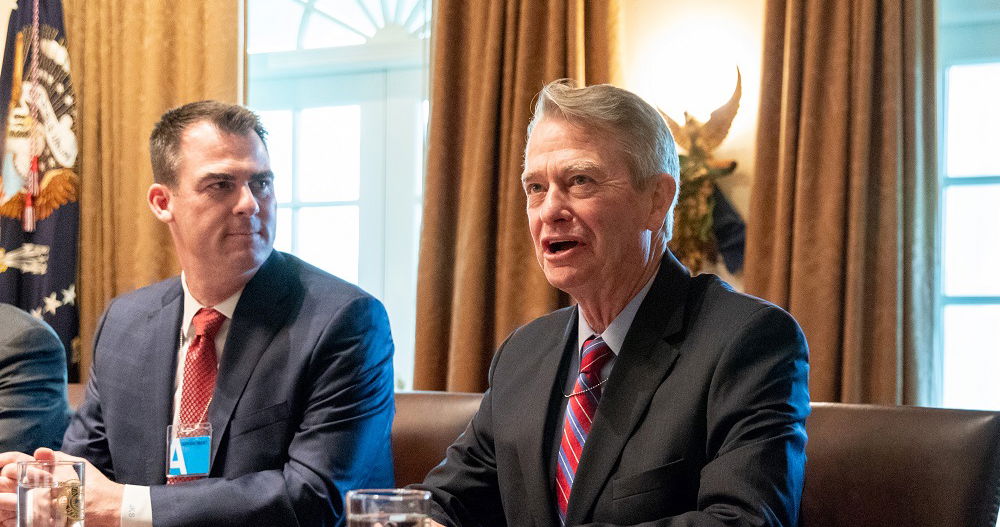 Gobernador republicano. firma un proyecto de ley de baños anti-trans con posible prisión perpetua y prohibición de la bandera arcoíris