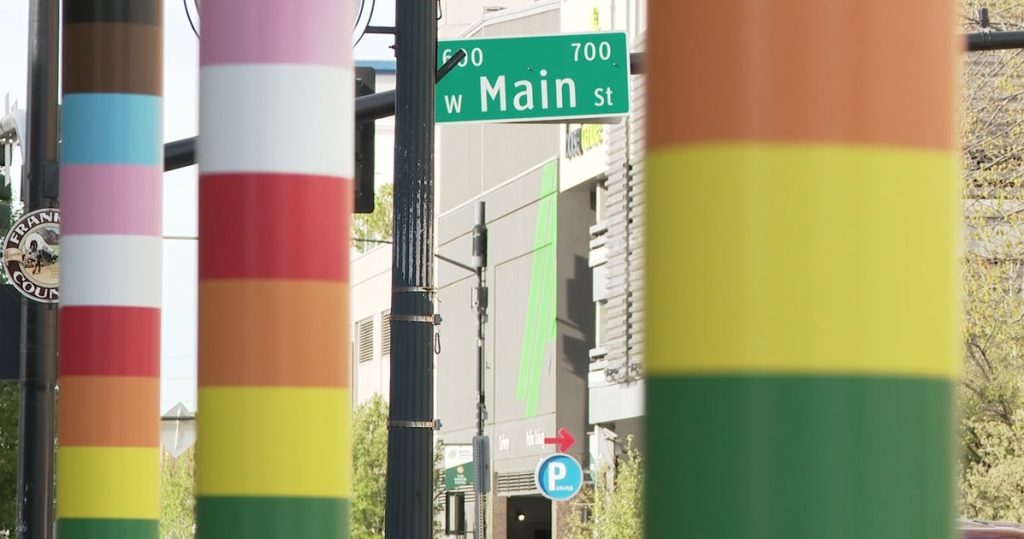 Idaho aprobó una ley solo para prohibir en Boise enarbolar banderas del Orgullo. Su respuesta fue sorprendente.