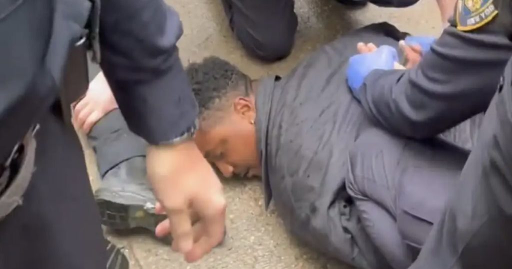 Impactante vídeo muestra a la policía arrojando al suelo a un concejal gay durante una protesta