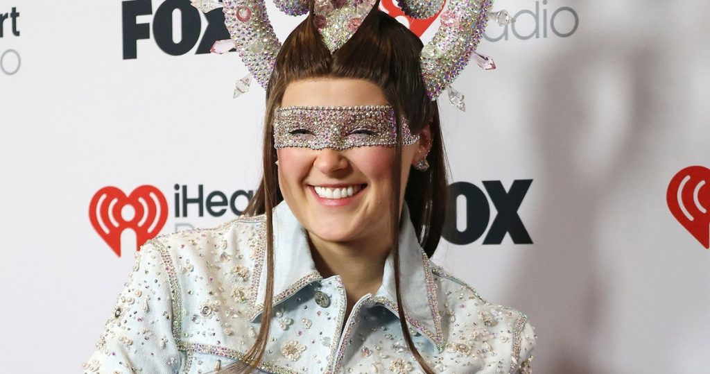 JoJo Siwa enfatiza que sigue siendo queer cuando sale con un hombre: “Nunca podría decir que soy heterosexual”