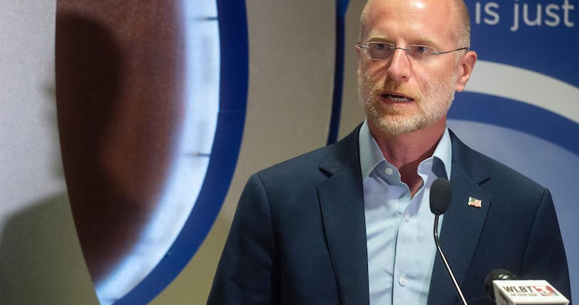 La FCC quiere "vigilar el género" en los programas de televisión infantiles añadiendo advertencias sobre personajes trans