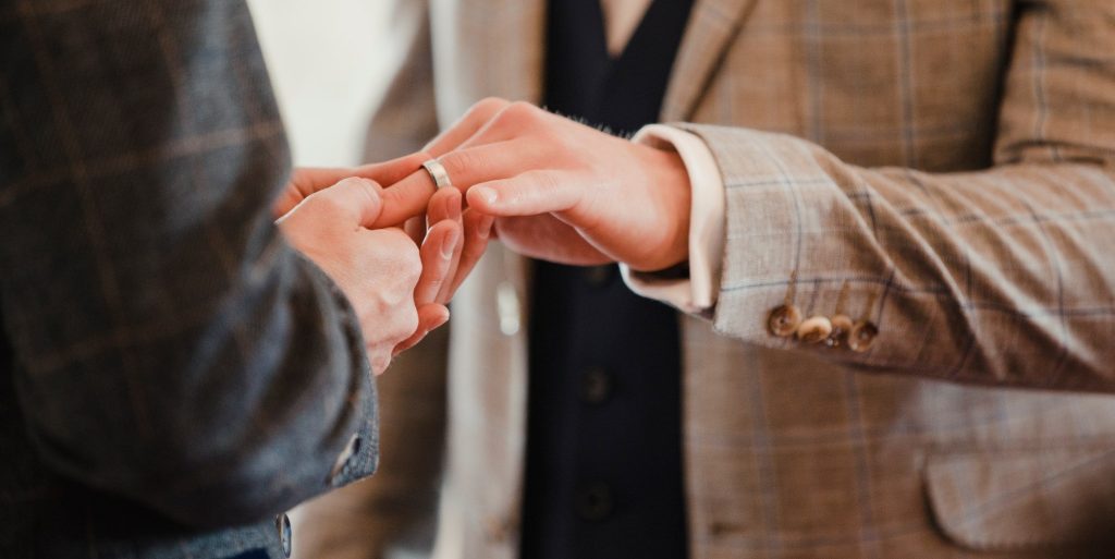 La Iglesia de Gales hace permanentes las bendiciones del matrimonio entre personas del mismo sexo después de una votación abrumadora
