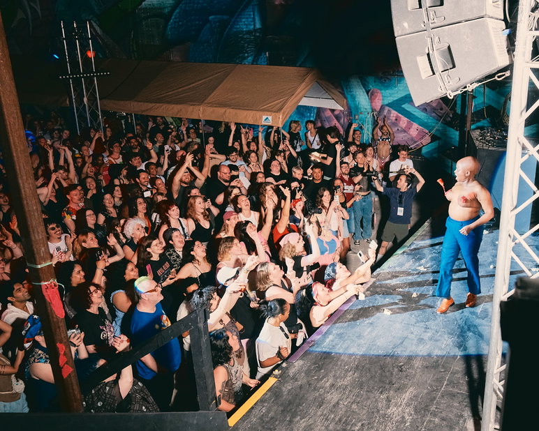 La multitud en el patio de 3 Dollar Bill aplaude durante "Te quiero para Turning Point US Gay NYC: un espectáculo de parodia de derecha con fines benéficos"