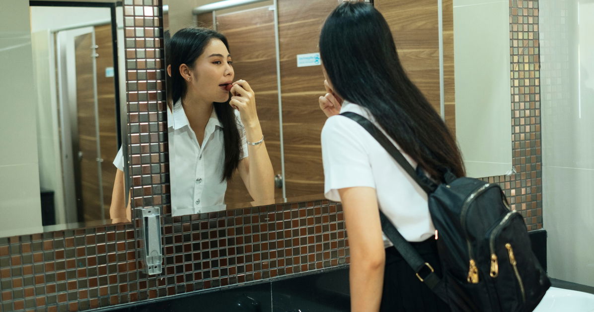 Los padres demandan por la política de baño inclusiva para personas trans en la escuela para proteger la “dignidad” de sus hijas