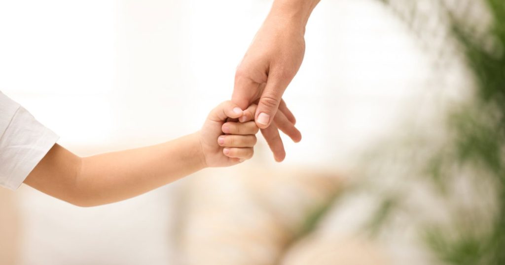 Madre gay defiende a niño no binario mientras es acosada por activista anti-trans: “Fuera de mi vista”