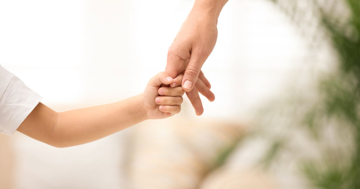 Madre gay defiende a niño no binario mientras es acosada por activista anti-trans: “Fuera de mi vista”