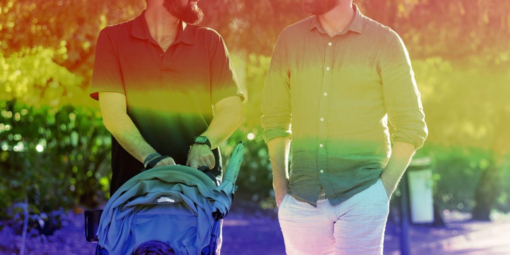 Padre gay acusado de delito grave después de ser engañado para realizar una falsa entrevista homofóbica de derecha