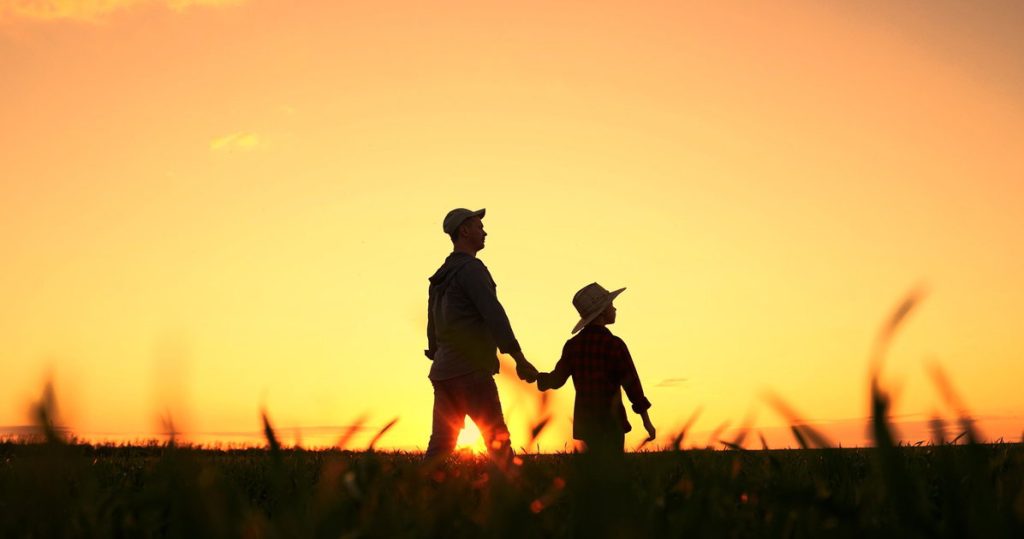 Papá trans comparte dulce conversación con niño sobre género: “Decidí crecer y ser un niño”