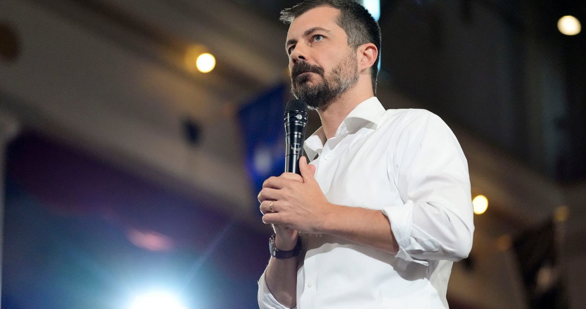 Pete Buttigieg tranquiliza a una mujer que llora por el miedo a dónde llegará la política anti-trans