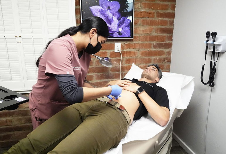 El director ejecutivo de Spectrum Health, Mark Moeremans, recibe la nueva inyección semestral para prevenir el VIH llamada Yeztugo el 13 de marzo de 2026 en la Clínica Médica Spectrum en Phoenix.