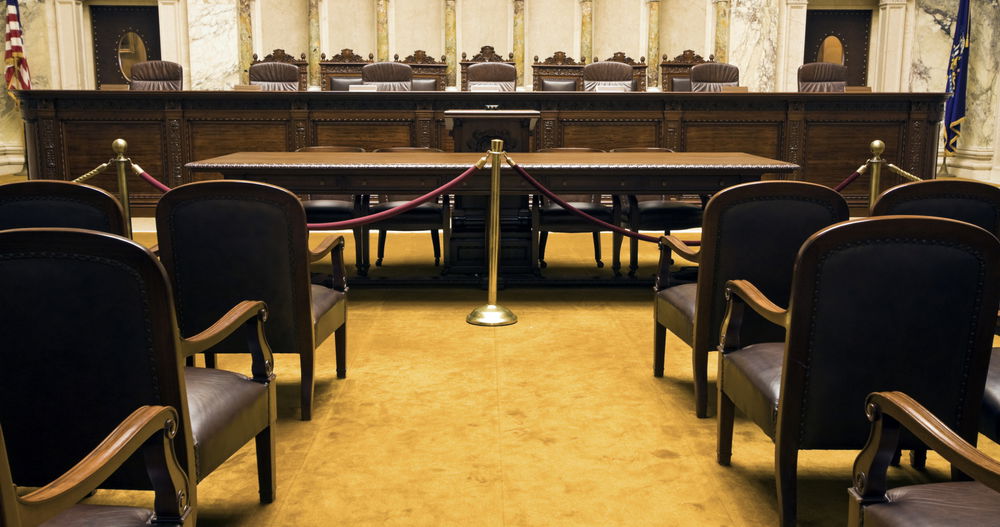 Publicaron imágenes de parejas del mismo sexo besándose. Ahora se enfrentan a una pena de prisión.