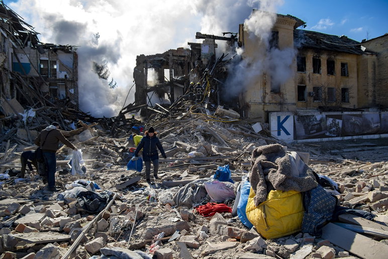 Zhytomyr, Óblast de Zhytomyr, Ucrania - 8 de marzo de 2022: El 8 de marzo de 2022, un bombardero ruso Su-34 arrojó dos bombas de 250 kg sobre una casa civil en Zhitomir, Ucrania