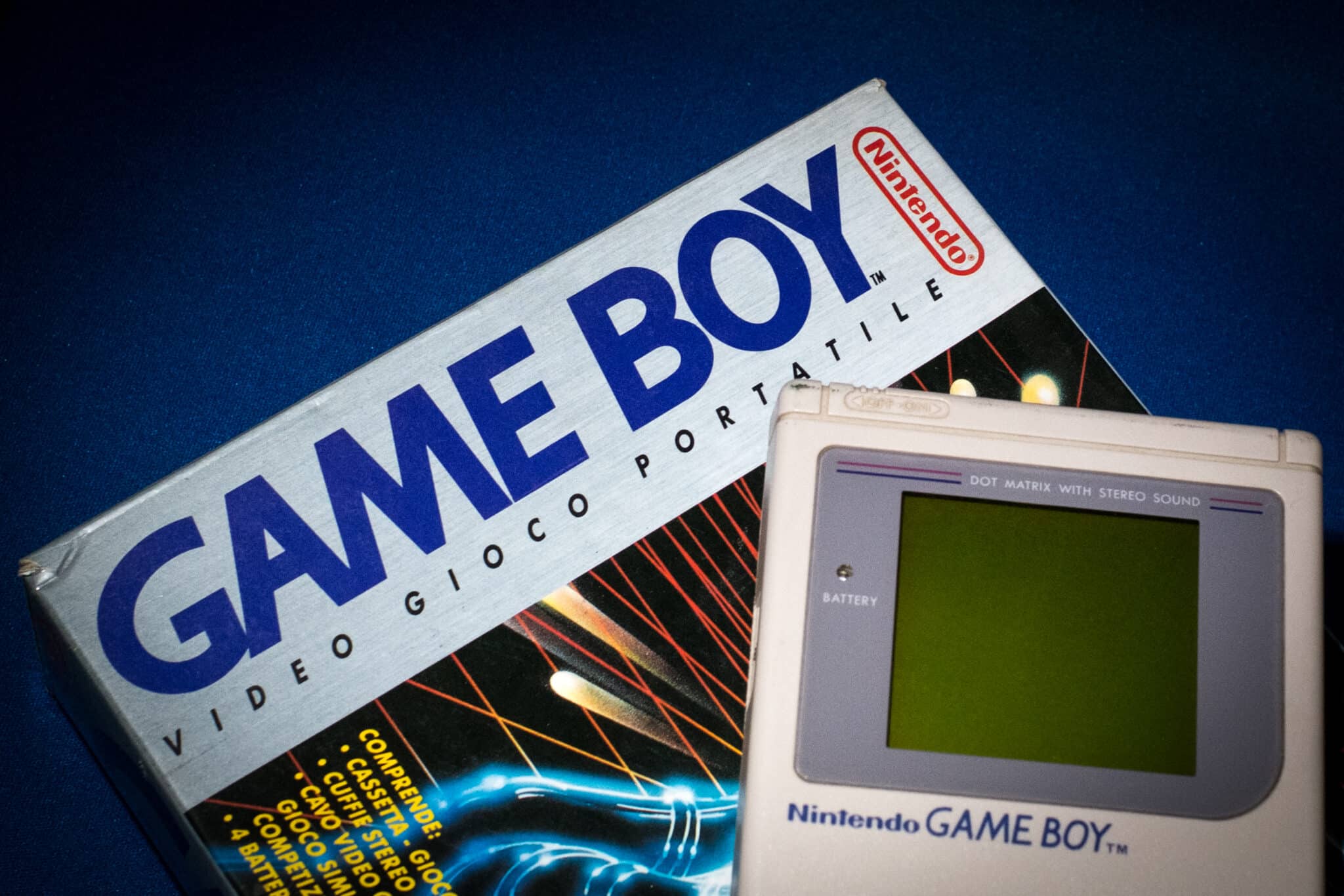 Una consola de juegos antigua, del sistema portátil Nintendo Game Boy, cuando se lanzó en Japón en 1989. 