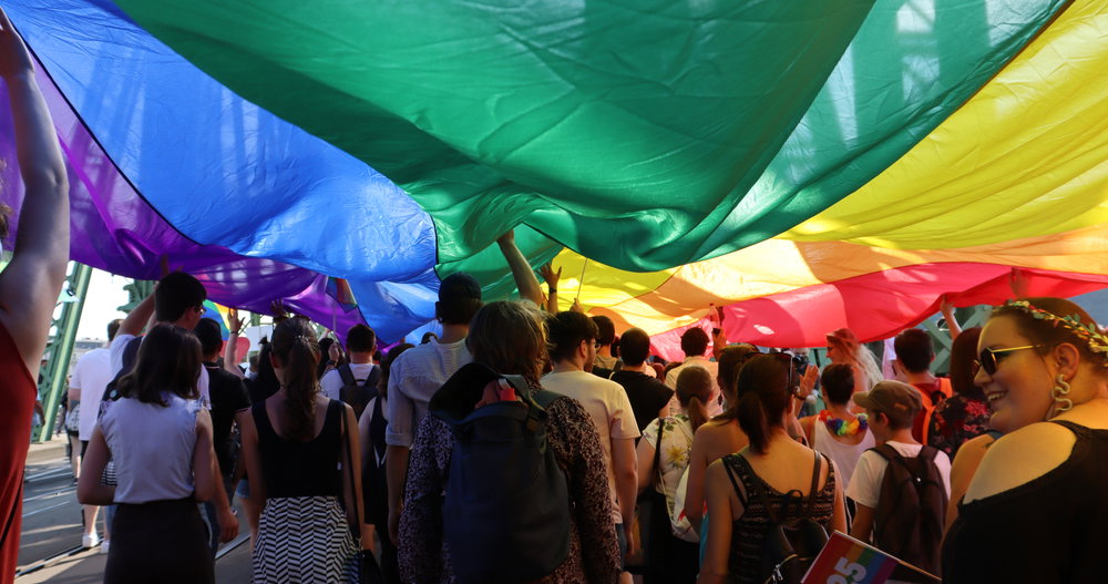 ¡Victoria! Un tribunal de la UE acaba de anular la prohibición de los medios de comunicación anti-LGBTQ+ en Hungría