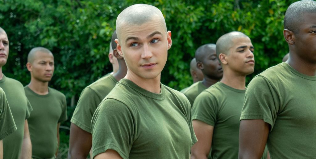 Miles Heizer es Cameron Cope en el queer drama militar Boots de Netflix