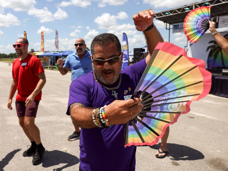 Michel Adum, del Coro de Hombres Gay del Sur de Florida, baila durante el quinto festival anual del Orgullo de la Costa del Tesoro el 25 de abril de 2026, en el recinto ferial del condado de St. Lucie. El evento fue organizado por el Santuario de la Costa del Tesoro. Con sede en Wilton Manors, el grupo es el coro de hombres homosexuales más grande del sureste de Estados Unidos.