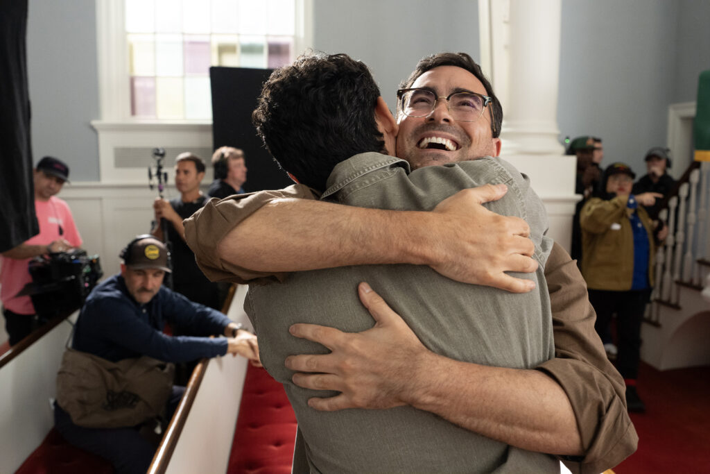 GRANDES ERRORES. (De izquierda a derecha) Dan Levy y Jacob Gutiérrez detrás de escena del episodio 108 de GRANDES ERRORES. Cr. Spencer Pazer/Netflix © 2025