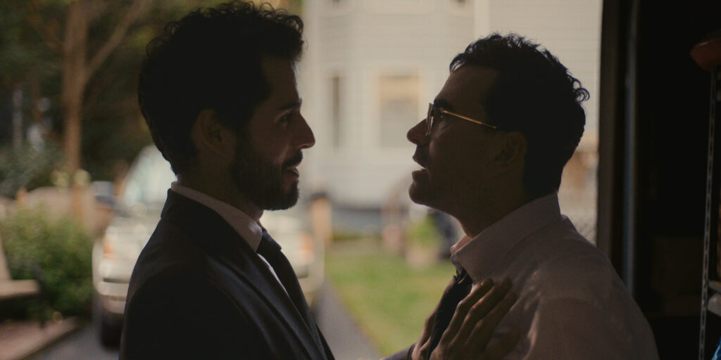 GRANDES ERRORES. (De izquierda a derecha) Jacob Gutiérrez como Tareq y Dan Levy como Nicky en el episodio 102 de Grandes errores. Cr. Cortesía de Netflix © 2026