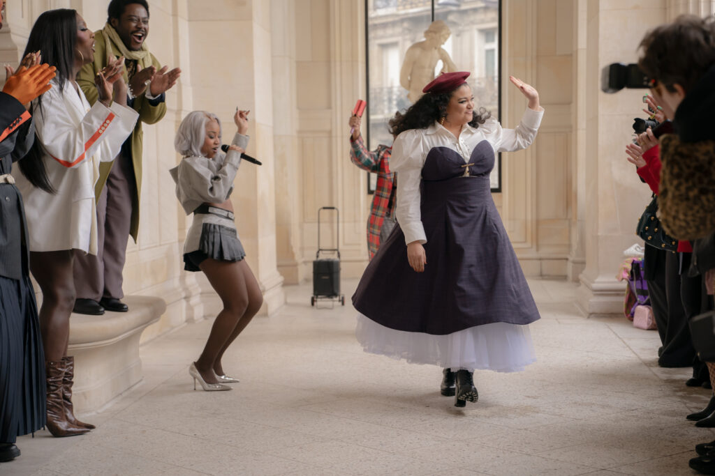Supervivencia del más grueso T3. Michelle Buteau como Mavis Beaumont en el episodio 304 de Survival of the Thickest T3. Cr. Vanessa Clifton/Netflix © 2025