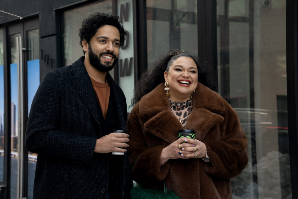 Supervivencia del más grueso T3. (De izquierda a derecha) Marouane Zotti como Luca y Michelle Buteau como Mavis Beaumont en el episodio 301 de Survival of the Thickest T3. Cr. Vanessa Clifton/Netflix © 2025