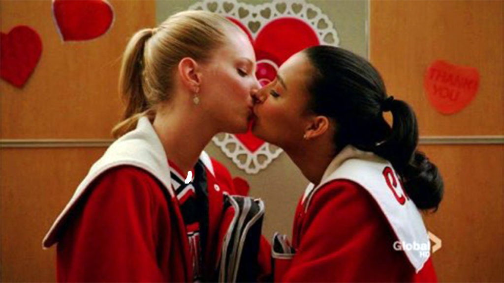 Santan y Brittany se besan (Glee)